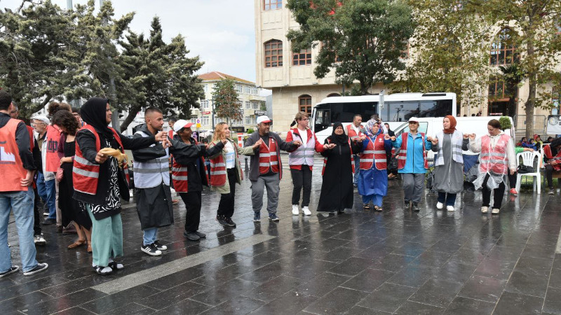 Polonez direnii Çatalca Kaymakaml önünde sürüyor 