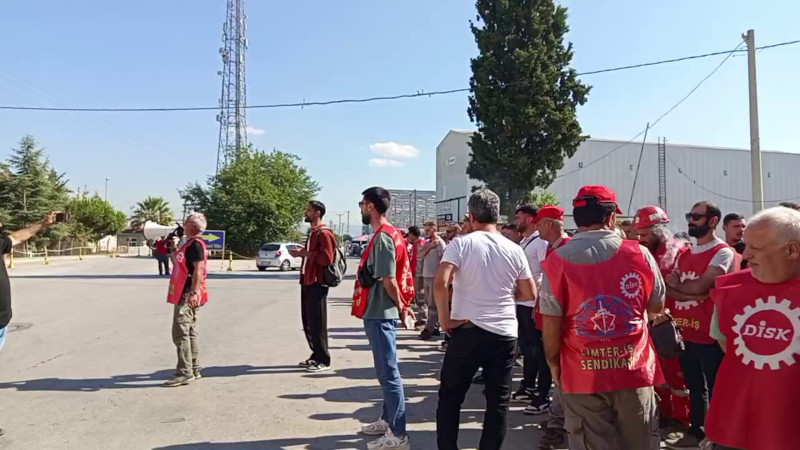 Grevdeki Sefine Tersanesi içileri genel müdürlüe yürüdü